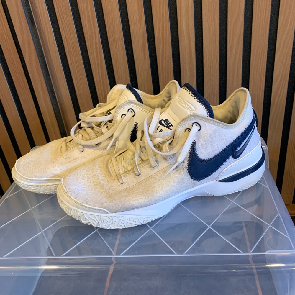 Nike White and Navy Low-Top Athletic Sneakers/ USED COUPLE OF TIMES